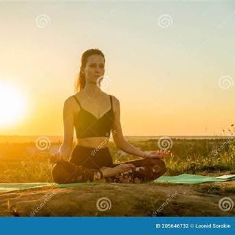 Frau meditiert bei Sonnenaufgang – Energie, innere Balance & Jugendlichkeit